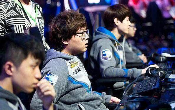 伤害还是划伤？ KT Rolster 狼母阿希卡三C无输出 DN Freecs 以大比分赢得第一场比赛